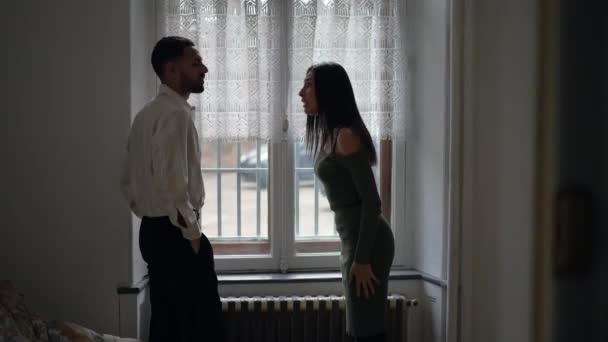 Onbeschaamd Echtpaar Vechten Man Beschuldigt Haar Van Problemen Duwt Haar — Stockvideo
