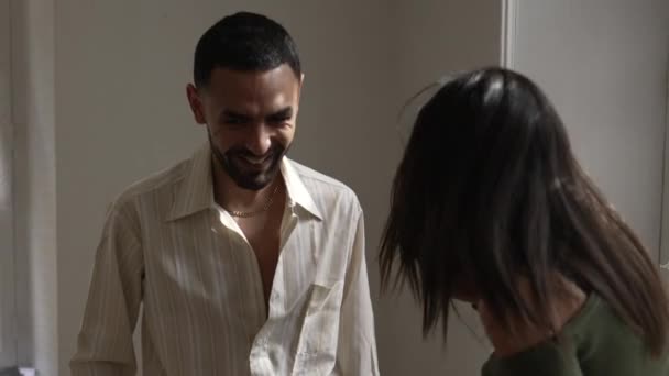 Homem Feliz Médio Oriente Sorrindo Rindo Com Amigo Vida Real — Vídeo de Stock