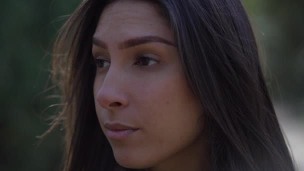 Närbild Ansikte Lyhörd Kontemplativ Ung Kvinna Tänker Livet Utanför Parken — Stockvideo