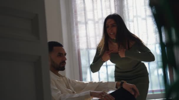 Kız Arkadaşı Soğuk Tepkisiz Erkek Arkadaşına Bağırıyor Bağırıyor Lişki Sorunları — Stok video