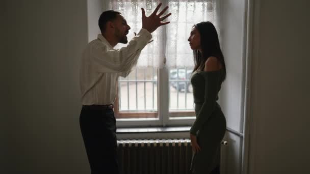 Birbirlerine Bağırıp Çağıran Dramatik Bir Çift Genç Bir Orta Doğulu — Stok video