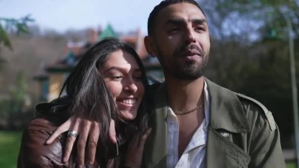 Szczęśliwa Romantyczna Para Bliskiego Wschodu Spacerująca Parku Miłosnym Uścisku Arabski — Wideo stockowe