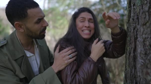 Utrpení Ženy Kterou Utěšuje Objetí Přítele Venku Parku Truchlící Smutná — Stock video