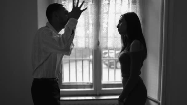 戏剧化的场景是一对夫妇在黑白单色中互相大喊大叫 男子与妇女的关系危机 — 图库视频影像