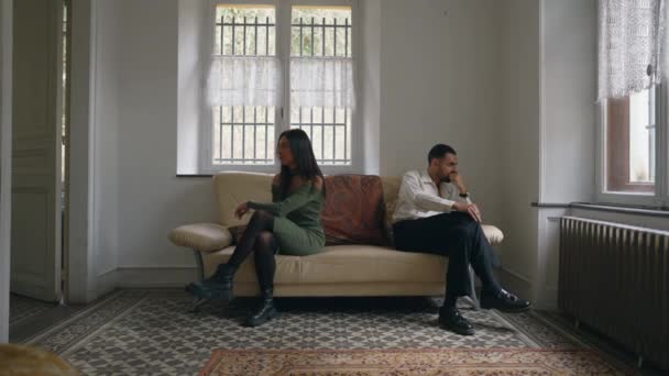 夫妇在危机中 年轻的男人和女人坐在沙发上 彼此不理睬 默不作声 异化的人 — 图库视频影像