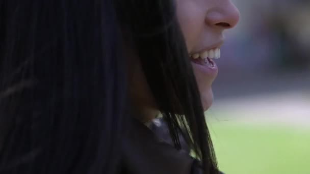 Zbliżenie Młoda Kobieta Uśmiecha Się Wychodzi Zewnątrz Profil Twarzy Dorosłej — Wideo stockowe