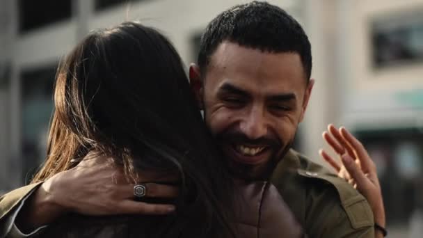 街の通りの真の接続 ケアと友情の喜びのディスプレイで2つの中東の幸せな友人抱擁 動きを追跡中 本物で率直なライフスタイル — ストック動画