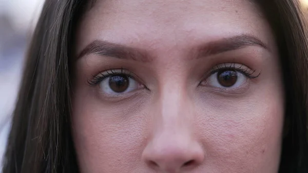 Mata Wanita Muda Melihat Kamera Dengan Ekspresi Serius Wanita Berusia — Stok Foto