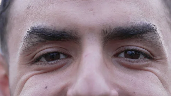 一个快乐的中东男人闭上了眼睛 对着摄像机微笑 20名阿拉伯男性皱纹患者的宏观特写 — 图库照片