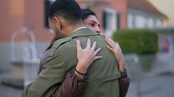 夫婦は困難な時の間に感情移入落ち着いたパートナーを受け入れる 中東の男性の女性の友人を抱きしめている 共感的な抱擁 ２人が外で抱擁してる — ストック写真