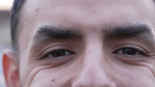 Один Счастливый Человек Ближнего Востока Закрывает Глаза Улыбаясь Камеру Макро — стоковое фото