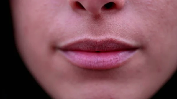女人的嘴唇和嘴巨乳女唇特写 — 图库照片