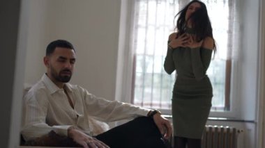 Sevgilisinin Endişeleri Duyulmazlıktan Geldikçe Kız Arkadaşının Hüsranı Artıyor. Bir kadın adama bağırıyor. Kriz halindeki ilişki