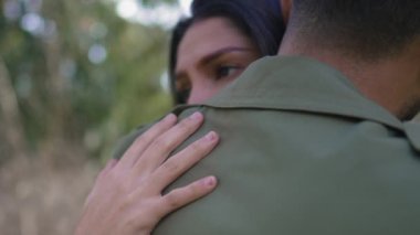 Zor zamanlarda kadın eli destek oluyor ve partnerlere yardım ediyor. Sevecen şefkatli kucaklaşma