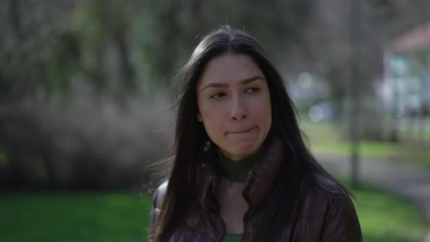 Upptagen Ung Kvinna Går Parken Med Omtänksamma Oroliga Uttryck — Stockvideo