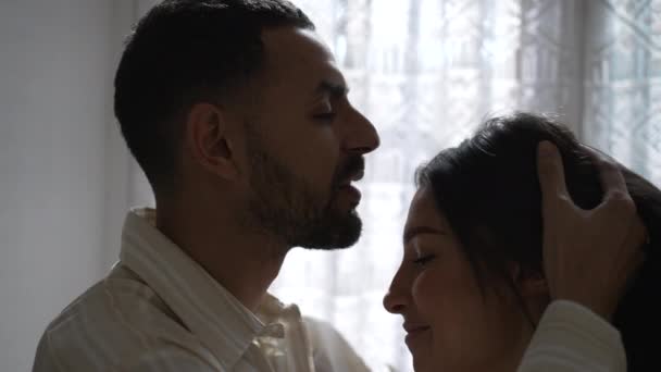 Paarversöhnung Freund Küsst Freundin Offener Liebevoller Umarmung Auf Die Stirn — Stockvideo