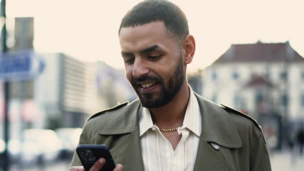 Şehir Caddesinde Durup Telefonunu Kontrol Eden Bir Arap Portresi Klip — Stok video