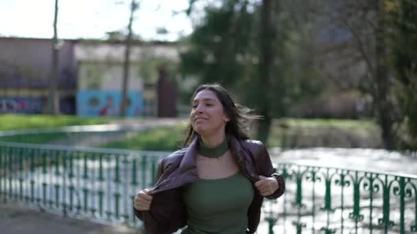 Wanita Muda Yang Bahagia Merayakan Kesuksesan Dengan Menari Riang Taman — Stok Video