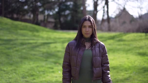 Jedna Mladá Žena Středního Východu Stojí Venku Parku Dívá Kameru — Stock video