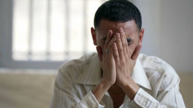 Sorunlu bir genç adam evinde akıl sağlığıyla mücadele ediyor, bunalmış ve çaresiz hissediyor.