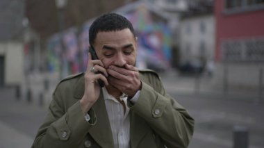 Bir Arap telefonda konuşuyor ve inanılmaz haberler alıyor. Akıllı telefondaki sohbete mutlu bir Ortadoğu tepkisi