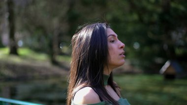 Dışarıda derin düşüncelere dalmış üzgün bir genç kadın. Yetişkin kız melankolik hissediyor