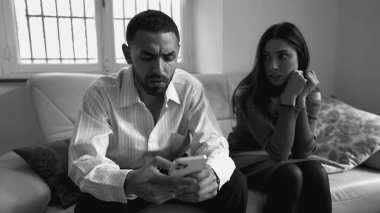 Sevgilisi evde kanepede otururken sevgilisini görmezden gelerek teknolojiye bağımlı olmuş. Sosyal medyaya takıntılı insanlar. Yalnızlık bağımlılığı konsepti