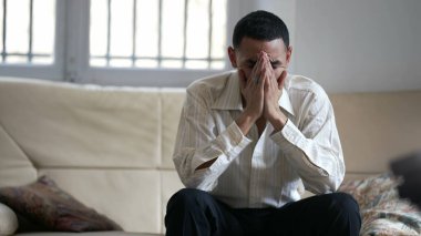 Çaresiz bir Arap genç adam kendini evinde, kanepede otururken umutsuz hissediyor. Zihinsel krizde olan kişi