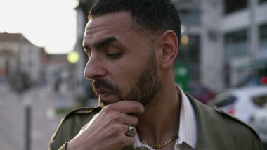 Stresli genç bir Arap 'ın tasviri. Stres ve endişe içinde duruyor. Orta Doğulu bir erkek zihinsel sıkıntı ve pişmanlıktan muzdarip.