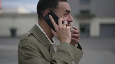 Bir Arap telefonda konuşuyor ve inanılmaz haberler alıyor. Akıllı telefondaki sohbete mutlu bir Ortadoğu tepkisi