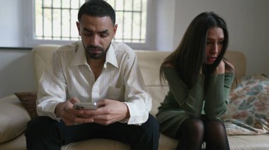 Kız arkadaşı kendini evdeki kanepede ihmal edilmiş hissederken bir adam telefona daldı. Orta Doğulu bir Arap çift