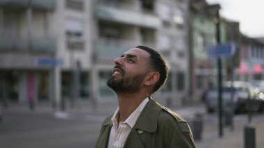 Düşünceli, mutlu bir Orta Doğulu adamın portresi. Gökyüzüne bakıyor. Ümit dolu bir ifadeyle.