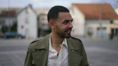 Ortadoğulu bir adamın portresi. Şehir sokağının dışında duruyor.