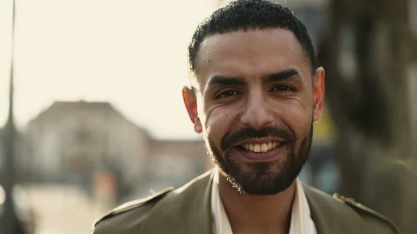 一个快乐的摩洛哥男人的画像特写镜头在城外对着摄像机笑 — 图库照片