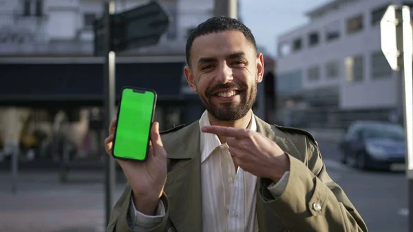 키그린 스크린으로 핸드폰 화면에 내용을 표시하는 사람의 도시의 거리에서 손가락으로 — 스톡 사진