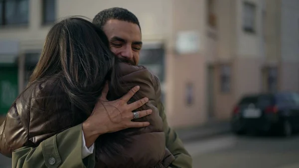 2人の友人抱擁と外を受け入れると 実際の生活の幸福の再会 中東の男性と女性の友人が街の通りで抱き合っている トラッキングショット — ストック写真