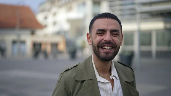 1つの表現幸せな中東の男性笑いと笑顔 外の街に立つアラブ人男性の本物の現実の笑いと笑顔 — ストック写真