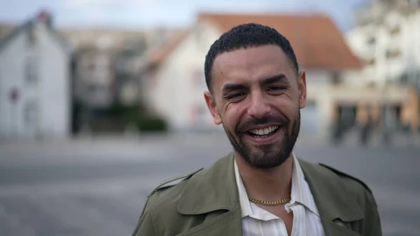 Ein Ausdrucksstarker Glücklicher Mann Aus Dem Nahen Osten Lacht Und — Stockfoto