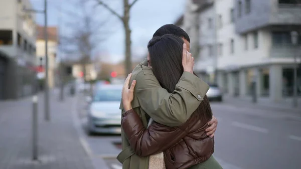 Şehir Sokağında Genç Çiftin Romantik Kucaklaşması Erkek Sorunlu Kız Arkadaşını — Stok fotoğraf