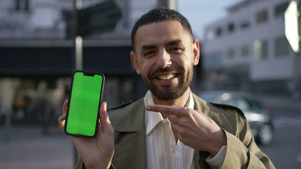 키그린 스크린으로 핸드폰 화면에 내용을 표시하는 사람의 도시의 거리에서 손가락으로 — 스톡 사진