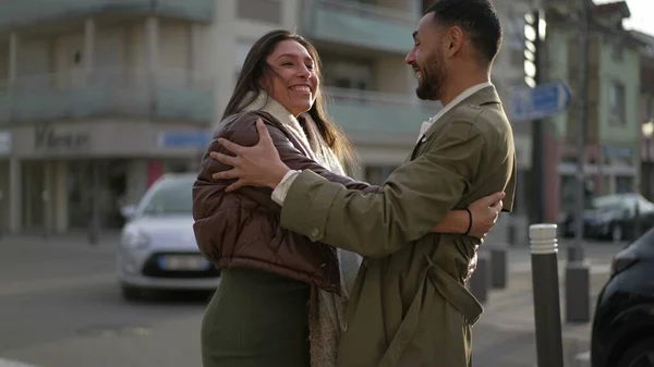 Due Persone Felici Che Abbracciano Fuori Strada Gioioso Abbraccio Coppia — Foto Stock
