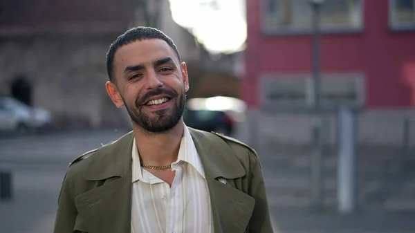 Lycklig Arabisk Man Som Går Framåt Mot Kameran Spårning Skott — Stockfoto
