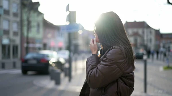 一个忧心忡忡的黑发少女站在城市街道上等着 中东女性形象的深刻表现 坦率和真实的生活方式 — 图库照片