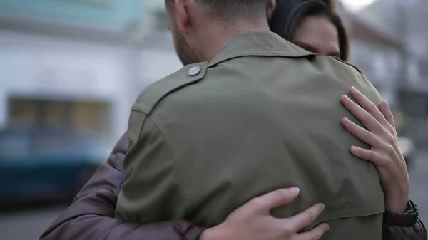 夫婦は共感的な抱擁で通りに立って受け入れる 難しい時代にコンセプトを気にし 理解する 若い男と女の抱擁 — ストック写真