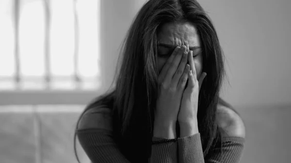 Mujer Joven Deprimida Agonizando Por Dolor Desesperación Blanco Negro Monocromático —  Fotos de Stock