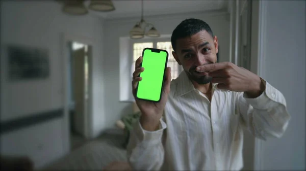 一个快乐的阿拉伯男子展示智能手机设备屏幕与彩色键绿色屏幕 一名中东男子在室内用手机对着摄像机微笑 — 图库照片