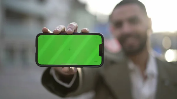 중동의한 청년은 거리에 크로마그린 스크린 카메라에 전화기 화면을 — 스톡 사진