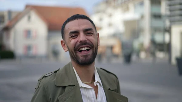1つの表現幸せな中東の男性笑いと笑顔 外の街に立つアラブ人男性の本物の現実の笑いと笑顔 — ストック写真