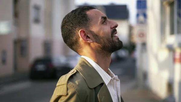 Retrato Homem Oriente Médio Feliz Pensativo Olhando Para Céu Com — Fotografia de Stock