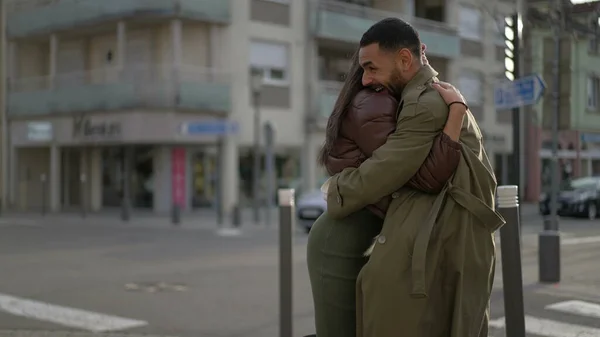 Δύο Ευτυχισμένοι Άνθρωποι Αγκαλιάζονται Έξω Στην Οδό Σίτυ Μια Χαρούμενη — Φωτογραφία Αρχείου